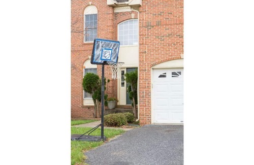 Boyds Apartment | 🌴☀️Upgraded 3 Bedroom Basement Apartment w/Private Entry 🌴☀️