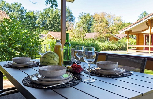 Municipality of Hardenberg House | Upgraded 4-person bungalow with dishwasher, washing machine and veranda at park ’t Hooge Holt, near Gramsbergen and playgrounds.