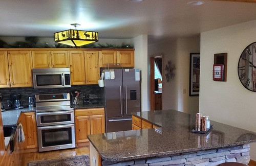 Thompsonville Cabin | Upgraded! Beautiful, Spacious Cabin at Crystal Mountain Resort.