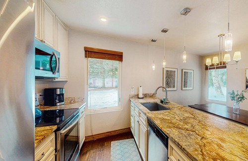 Eagle-Vail Condo | Upgraded condo w/large windows, golf on-site, shared tennis, & basketball