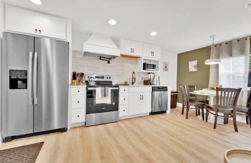 Southside House | Upgraded Four Bedroom - Palm Wave Stays