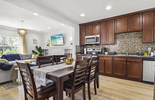 Southside House | Upgraded Four Bedroom - Palm Wave Stays