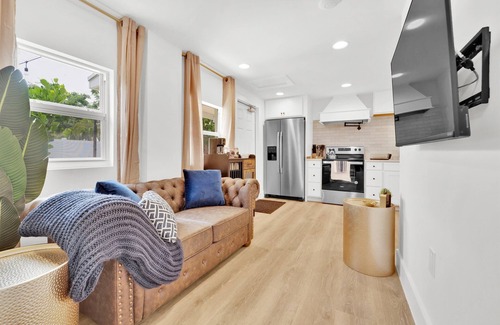 Southside House | Upgraded Four Bedroom - Palm Wave Stays