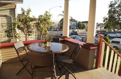 Grant Hill Condo | Upgraded Unit w/Bay & Bridge Views. Close to DT, Conv Ctr, Zoo, Beaches, Parks.