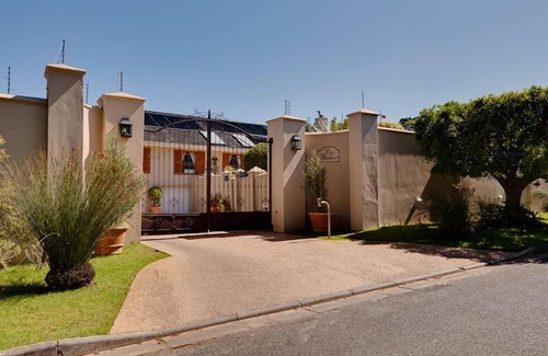 Constantia Villa | Upmarket Tuscan Villa sleeps 12 With Heated pool & Jacuzzi