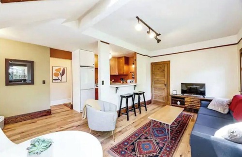 Phinney Ridge Apartment | Upper Apartment in Classic Craftsman Home Duplex