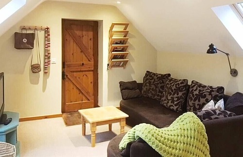 Machynlleth Cottage | UPPER BARN COTTAGE, pet friendly, with a garden in Aberangell