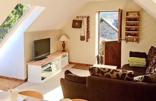 Machynlleth Cottage | UPPER BARN COTTAGE, pet friendly, with a garden in Aberangell