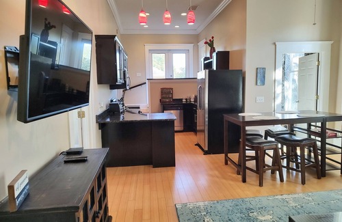 Cuyler - Brownsville Condo | Upper Deck: Charming Modern 2nd floor 2bdrm condo in Starland area of Savannah.