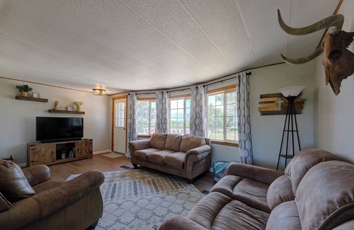 Sheridan House | Upper Rural Escape and Mountain Views
