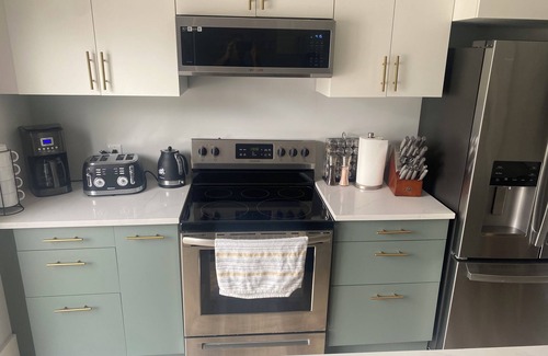 South End Apartment | Upper TwoBedroom Close to Everything/Schools/Restaurants