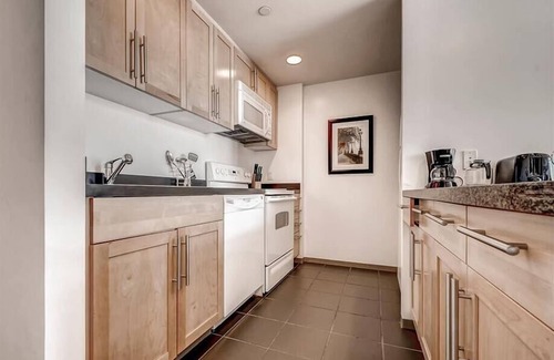 East Cambridge Apartment | Upscale 1BR Apartment | Kitchen |Washer in-unit | Cambridge | by GLS