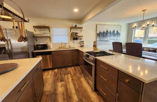 Geistown House | Upscale 2 Bed Home near Ind. Park, Shopping, & UPJ
