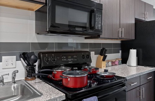 Corryville Apartment | Upscale 2 Bed Suite — Mins to Downtown Cincinnati!
