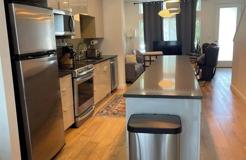 Central East Austin Apartment | Upscale 2BR Condo w Patio, City Views, Walk to DT