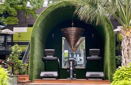 Lower Greenville Condo | Upscale 2BR Dallas condo with pool view and access to an award-winning courtyard featuring a resort-style pool, hot tub, dry sauna, and lush lounge areas. Enjoy a 77″ smart TV, sleek leather sofa, and modern kitchen for a stylish, comfortable stay.