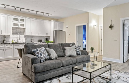 East Liberty Apartment | Upscale 2BR suite ~ Free Parking & Walkable!