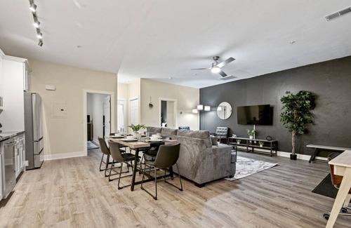 East Liberty Apartment | Upscale 2BR suite ~ Free Parking & Walkable!