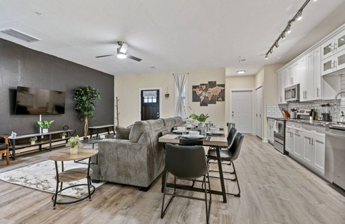 East Liberty Apartment | Upscale 2BR suite ~ Free Parking & Walkable!