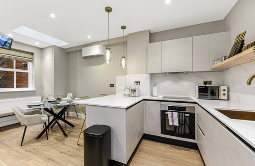 Abbey Road House | Upscale 3-BR Haven in High-end and Trendy Location