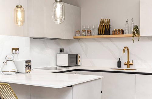 Abbey Road House | Upscale 3-BR Haven in High-end and Trendy Location