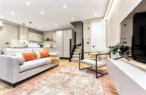 Abbey Road House | Upscale 3-BR Haven in High-end and Trendy Location