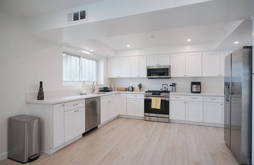 Greenbriar House | Upscale 3BDR House/w Stunning Views & Pool House