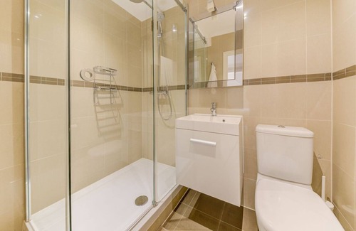 Holland Park Apartment | Upscale 3Bedroom Apartment in Holland Park with Private Parking
