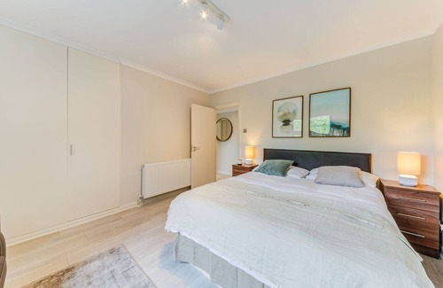 Holland Park Apartment | Upscale 3Bedroom Apartment in Holland Park with Private Parking