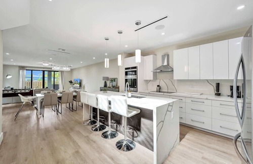 Poinsettia Heights House | Upscale 4 BDRM Retreat ~ Mins to Las Olas & Beach