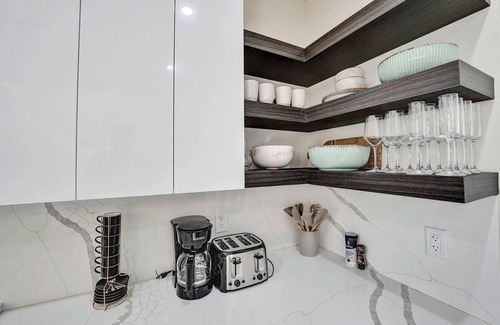 Poinsettia Heights House | Upscale 4 BDRM Retreat ~ Mins to Las Olas & Beach