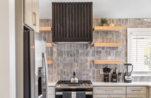 Oak Park House | Upscale 5BR/3BA w/Jacuzzi