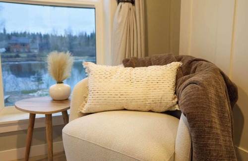College House | Upscale 6-bedroom estate on the Chena River