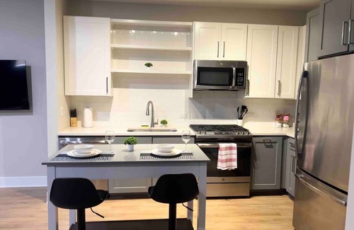 Charlotte Apartment | Upscale & Airy 2 Bed Suite—In Waverly!