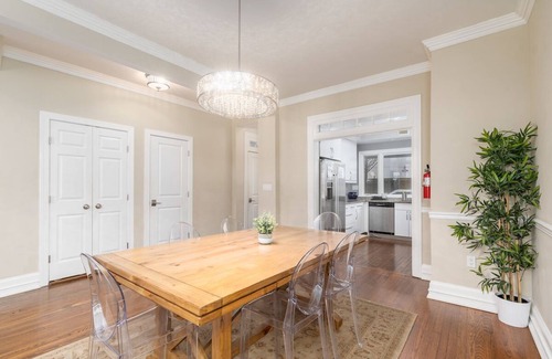 Woodley Park House | Upscale and Classy Woodley Park 3 Floor Home