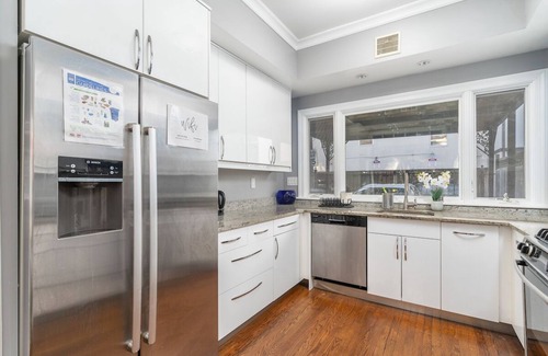 Woodley Park House | Upscale and Classy Woodley Park 3 Floor Home