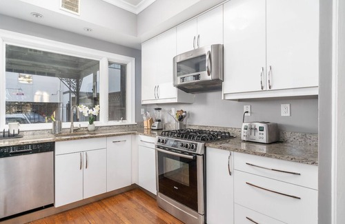 Woodley Park House | Upscale and Classy Woodley Park 3 Floor Home
