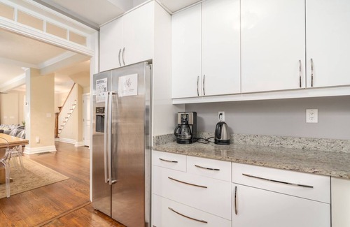 Woodley Park House | Upscale and Classy Woodley Park 3 Floor Home