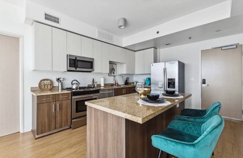 Beverly Hills Apartment | Upscale Apartment with Breathtaking Views | Free Parking | Gym, Pool & Hot Tub