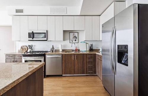 Beverly Hills Apartment | Upscale Apartment with Breathtaking Views | Free Parking | Gym, Pool & Hot Tub