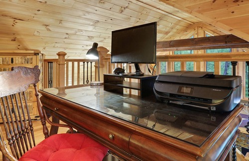 Morganton Cabin | Upscale Cabin! Hot Tub & Arcade. Relax and Make Memories!