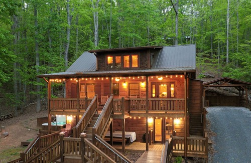 Morganton Cabin | Upscale Cabin! Hot Tub & Arcade. Relax and Make Memories!