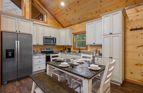 Gatlinburg Cabin | Upscale cabin w/Mountain Views & fireworks viewing from Hot Tub, Free Passes