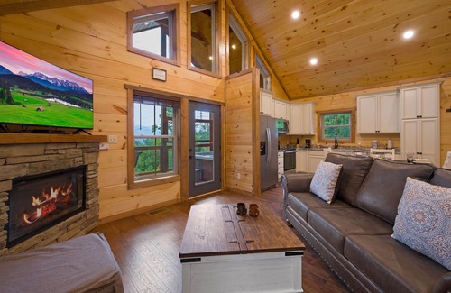 Gatlinburg Cabin | Upscale cabin w/Mountain Views & fireworks viewing from Hot Tub, Free Passes