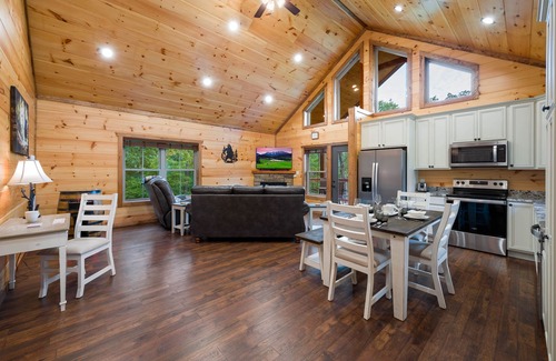 Gatlinburg Cabin | Upscale cabin w/Mountain Views & fireworks viewing from Hot Tub, Free Passes