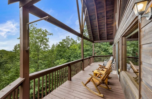 Murphy House | Upscale Cabin with Mountain Views - Pet Friendly!
