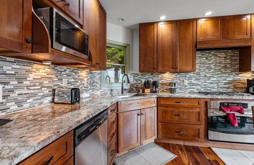 Unaka Cabin | Upscale Cabin with Mountain Views & Starlink Wi-Fi Near Rafting & Blue Ridge!