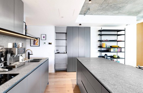 Collingwood Apartment | Upscale Collingwood Retreat - High-End Apartment with Car Park