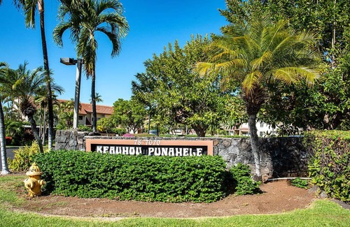 Keauhou House | Upscale comfort at Punahele B304, looking at the Pacific ocean beyond the Kona Golf Course