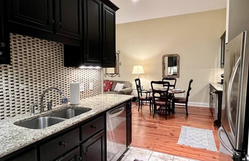 Oxford Condo | Upscale Condo Right on The Square!